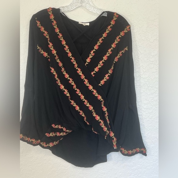 easel Tops - Easel Black Blouse with Red Embroidery
Caja 8